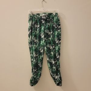 Athleta Casual Street pant, with drawstring Ankle to adjust length. SIZE 6